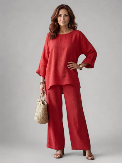 Femme portant un ensemble deux pièces avec tunique oversize et pantalon à jambes larges, coloris rouge
