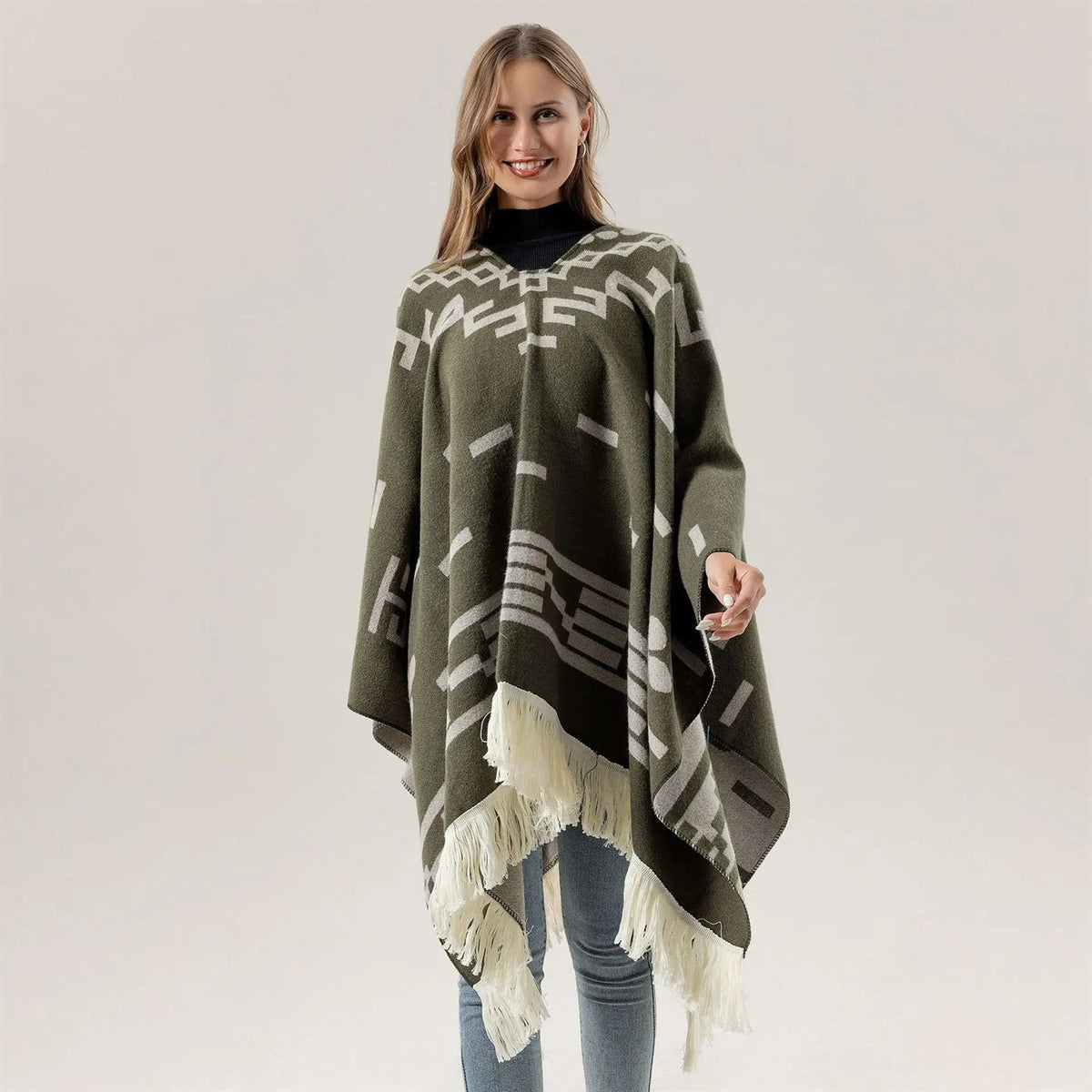 Séverine – poncho à franges kaki porté de face