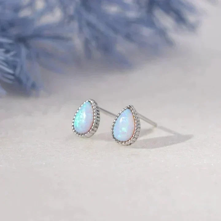 Goutte Givrée | Puces d'oreilles argentées avec pierres claires en forme de goutte – Vue 01