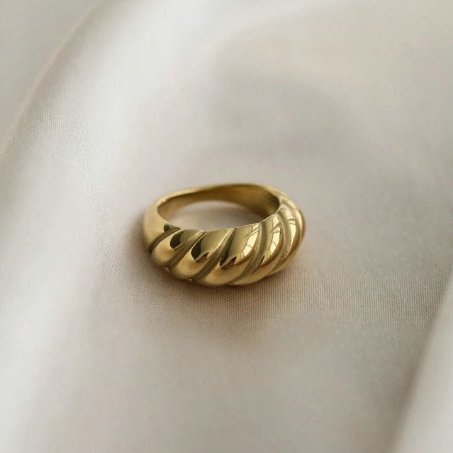 Bague épaisse dorée à motif torsadé vue de côté