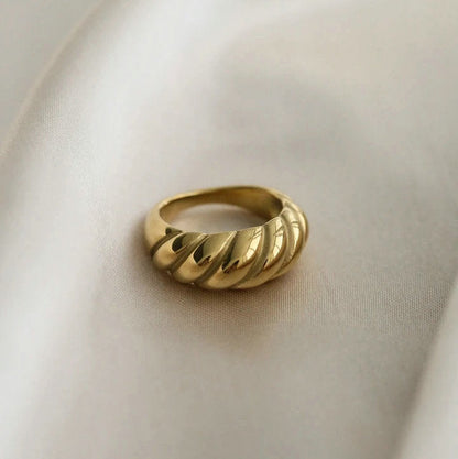Bague épaisse dorée à motif torsadé vue de côté