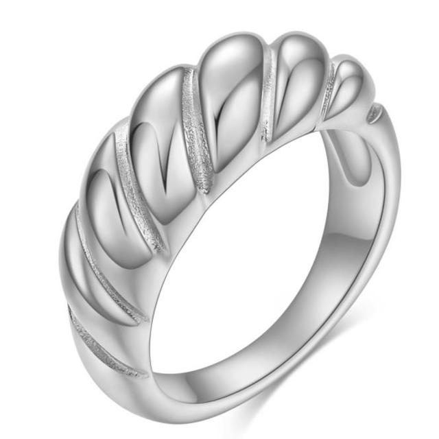 Bague épaisse argentée à motif torsadé