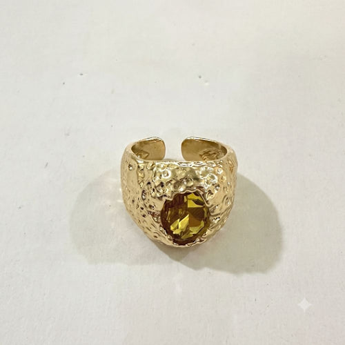 Bague ouverte dorée à surface martelée et pierre jaune