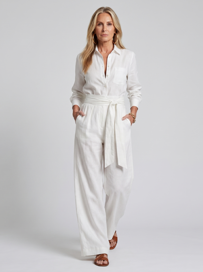 Femme portant une combinaison boutonnée à manches longues et ceinture à nouer, coloris blanc