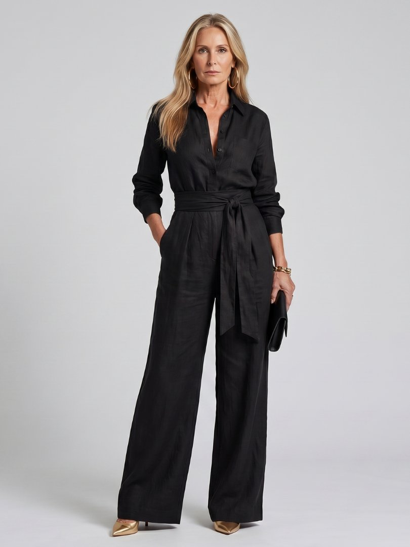 Femme portant une combinaison boutonnée à manches longues et ceinture à nouer, coloris noir