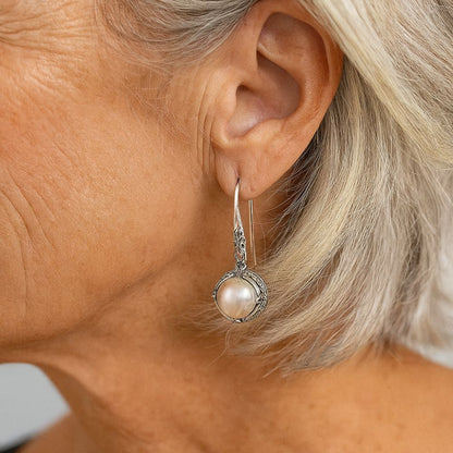 Cadre Voluté | Boucles d'oreilles argentées avec perle blanche dans un cadre ornemental – Vue 02