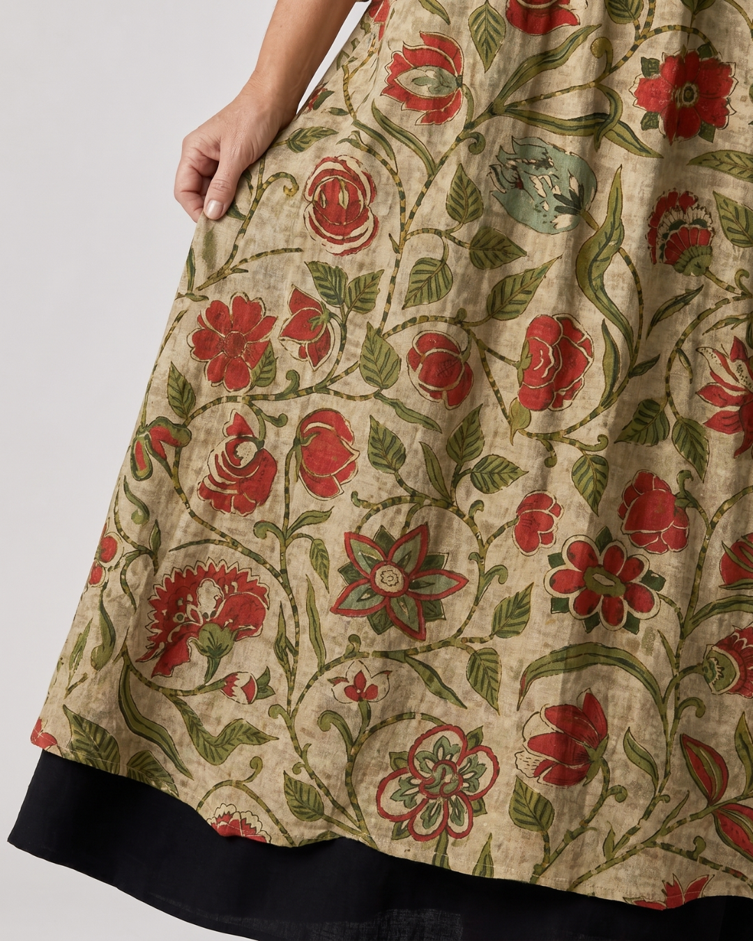Renée — Robe longue à fleurs sur fond kaki