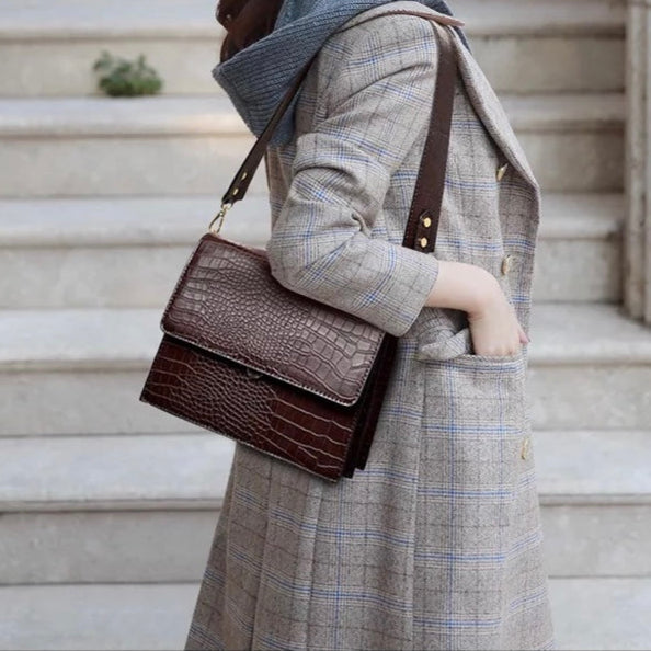 Sac bandoulière Croco Bureau brun foncé vu de trois quarts